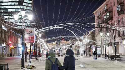 На Кировке демонтируют железные конструкции из-под новогодней иллюминации