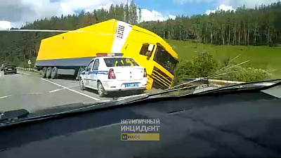 Фура с пенным напитком завалилась под Челябинском