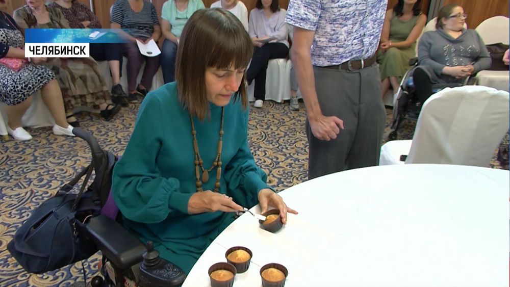 Клуб женщин с инвалидностью печет капкейки