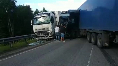 Последствия аварии с двумя фурами на трассе М-5 попало на видео очевидцев