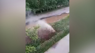 Мощная струя воды бьет на дорогу 