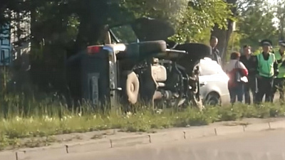 Тройная авария обернулась опрокидыванием одной из машин