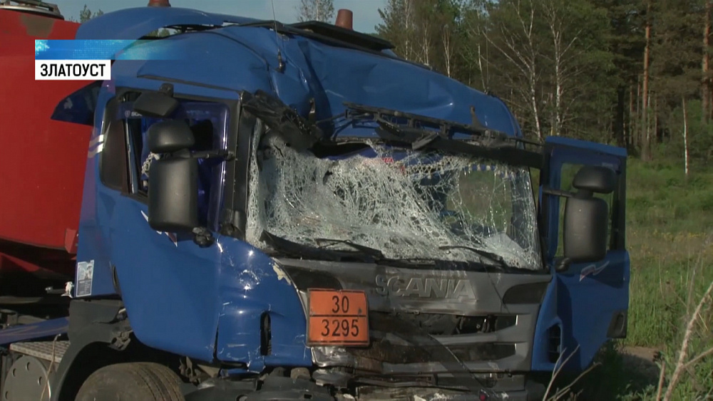 На трассе М-5 бензовоз въехал в рейсовый автобус