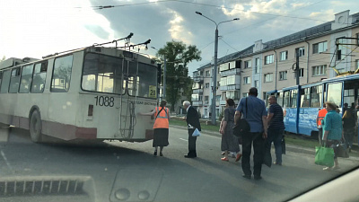 Челябинца в автомобиле насмешил сломанный троллейбус и его пассажиры