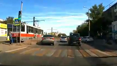 Магнитогорский автомобилист въехал в трамвайную остановку