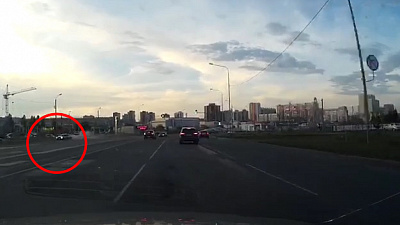 Автомобиль с пьяным водителем влетел в парковку. ВИДЕО