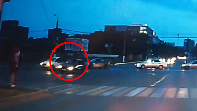 Мотоциклист без шлема проехал на «красный»  Мотоциклист без шлема проехал на «красный»