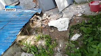 С крыши детского сада в Златоусте слетел кусок бетона