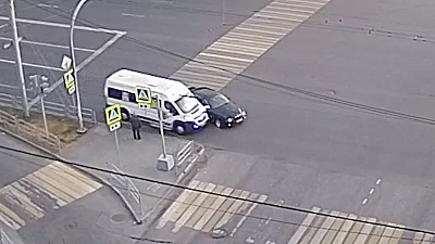 Челябинская маршрутка выехала на пешеходную зону 