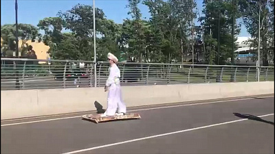 Видео с Аладдином на ковре и полицейским на самокате стало хитом в соцсетях 