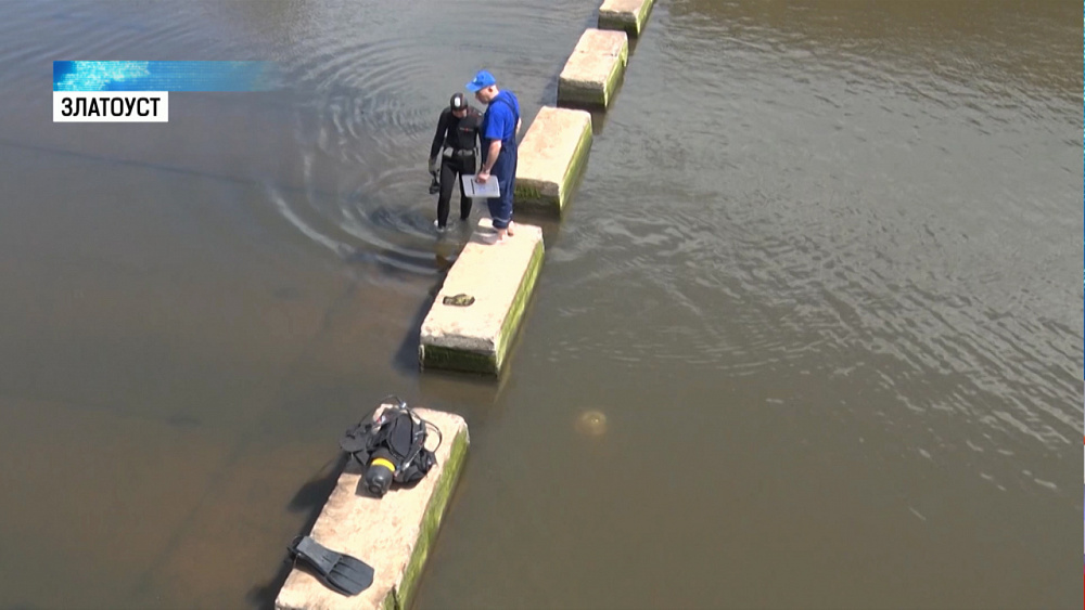 Трещину в дамбе Айского водохранилища изучают водолазы Трещину в дамбе Айского водохранилища изучают водолазы