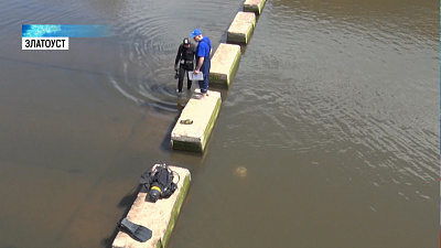 Трещину в дамбе Айского водохранилища изучают водолазы