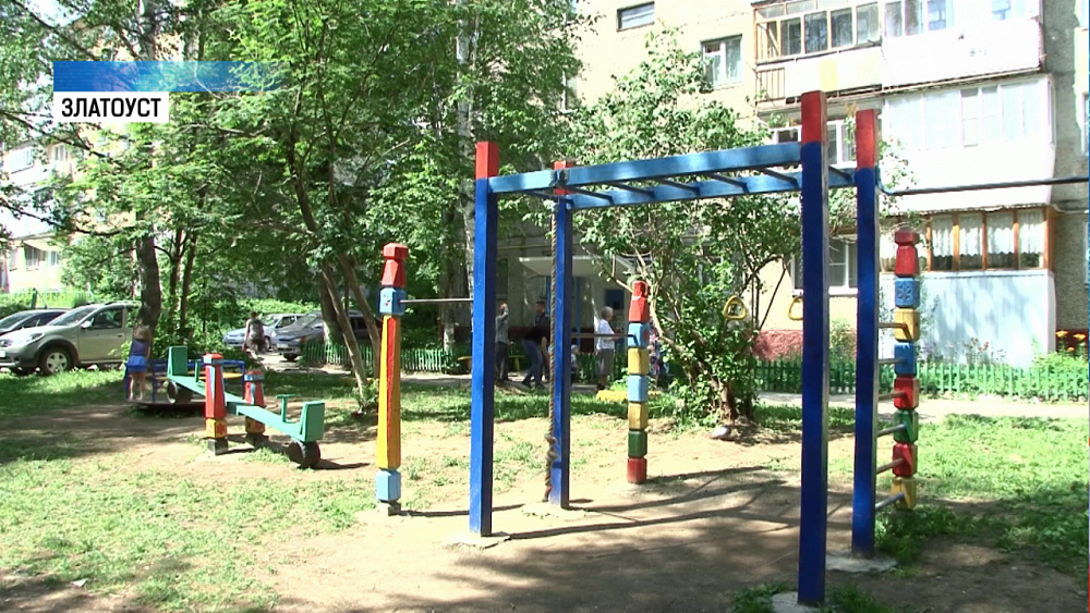 73-летний пенсионер благоустроил двор жилого дома