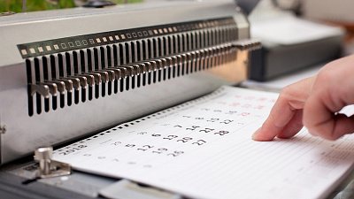 5 причин заказать услуги постпечатной обработки полиграфии в специализированном центре ручных операций