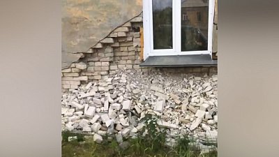 В Карабаше многоквартирный дом буквально стоит на воде 