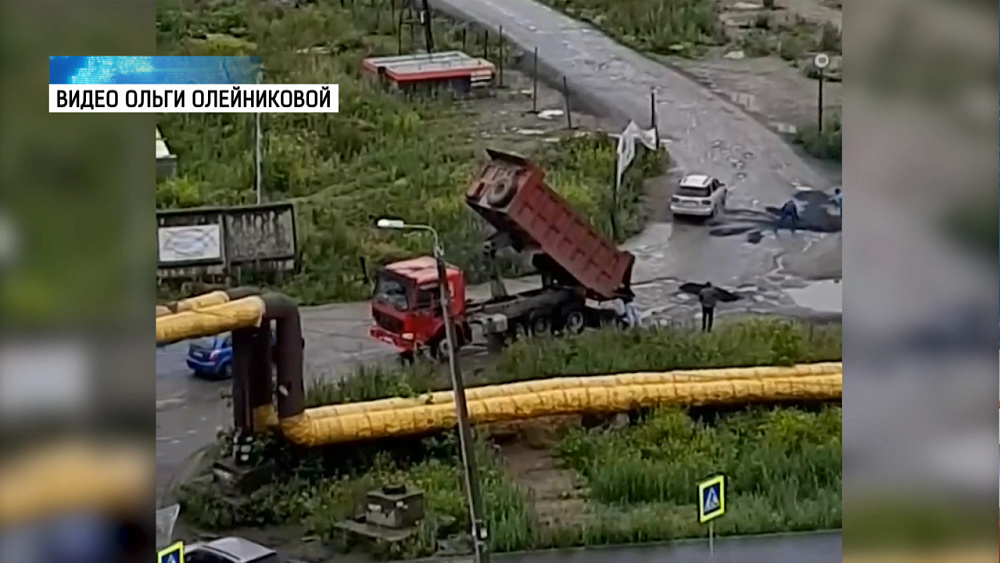 Дорожники укладывали асфальт в лужи