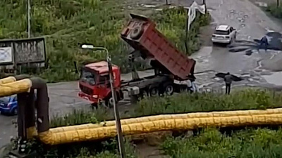 Челябинцы самостоятельно залатали дыры в асфальте, не дождавшись помощи чиновников