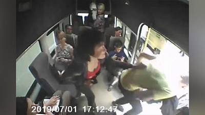 Челябинские карманники-неудачники попали на камеру видеонаблюдения