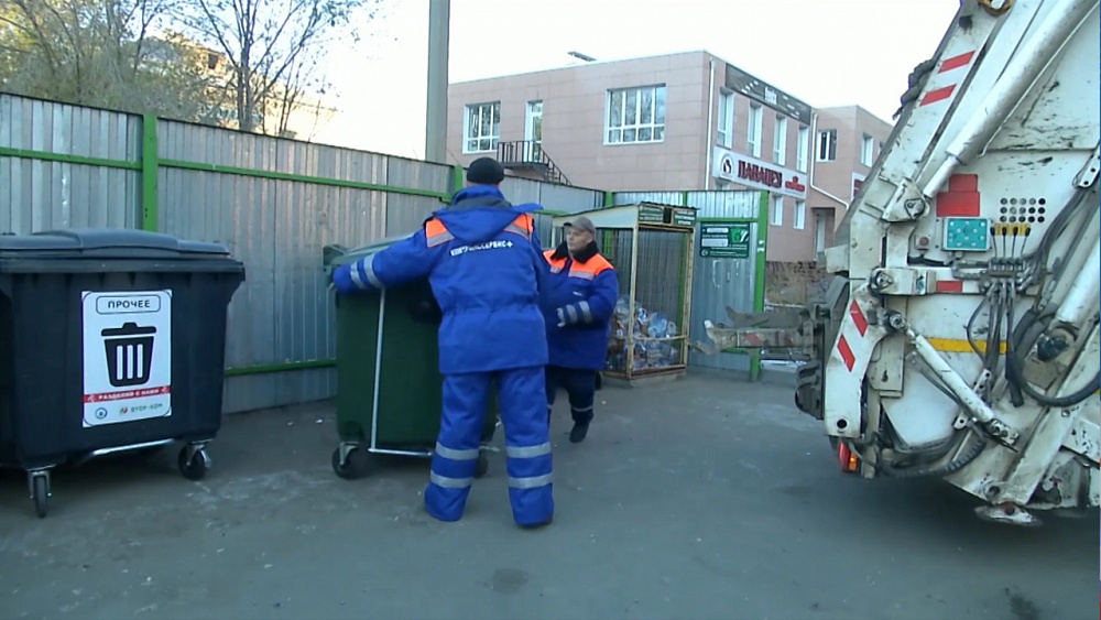 100 млн направили на покупку баков для мусора