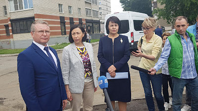 Незаконная торговля, ларьки и разбитый асфальт. Глава Челябинска проинспектировала два района города