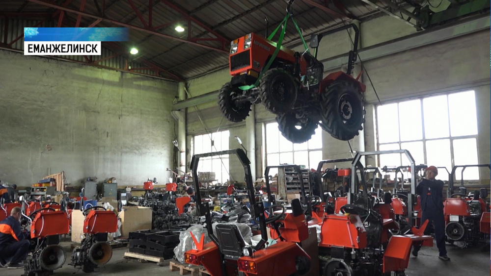 Южноуральцы подарили трактор ветерану войны