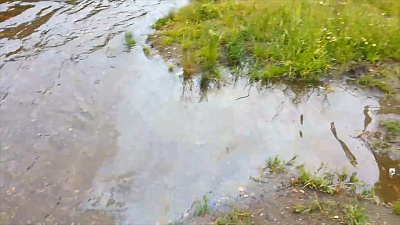 В Златоусте река Тесьма переливается всеми цветами радуги