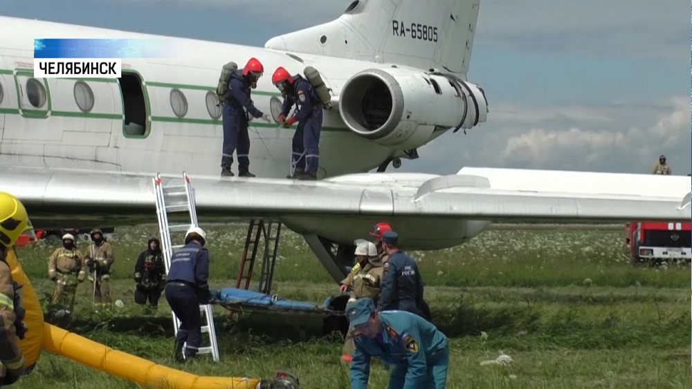 Сотрудники МЧС потушили пожар на борту самолета