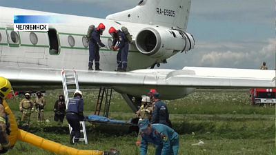 Сотрудники МЧС потушили пожар на борту самолета