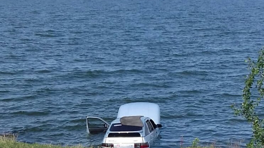 Езда по глубоким лужам. Машина купается. Бассейн из автомобиля. Машина купается. Красивая чистая машина.