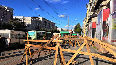 Власти пожалуются в прокуратуру на уродливые заборы в центре Челябинска