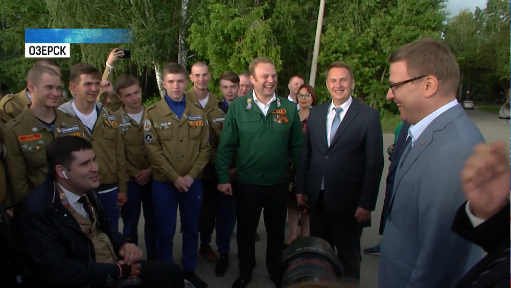 Текслер вручил синюю папку с наказами главе Озерска