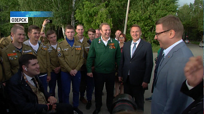 Текслер вручил синюю папку с наказами главе Озерска