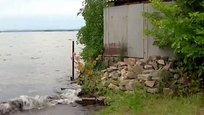 Владельцев домов на побережье Увильдов заставляют открыть проход к воде через их участки