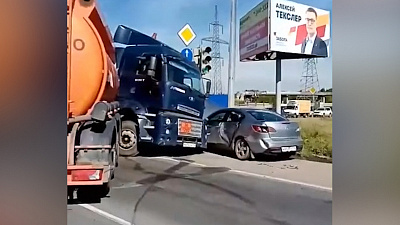 На Хлебозаводской улице бензовоз столкнулся с легковушкой