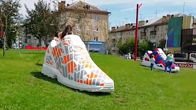 Огромные саткинские кроссовки — новый аттракцион для детей