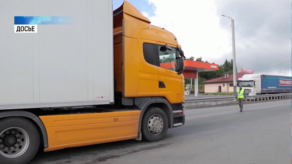 Движение фур ограничили на трассах из-за жары