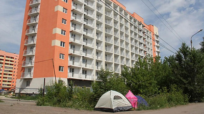 Дольщики Сребрянского разбили палаточный городок у недостроенного дома