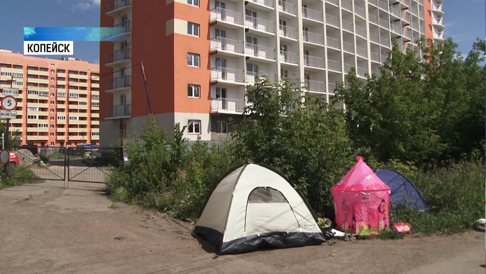 Дольщики разбили палаточный лагерь у недостроя