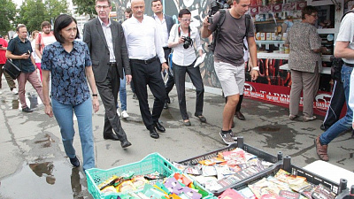 Незаконные стоянки, неорганизованная торговля, неблагоустроенность «Паркового». Котова посетила Курчатовский район