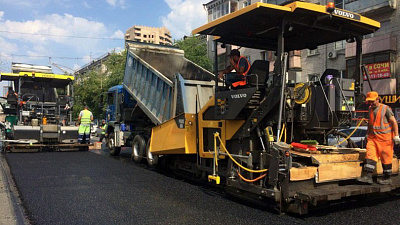 Челябинские контролеры взяли пробы асфальта на улице Доватора