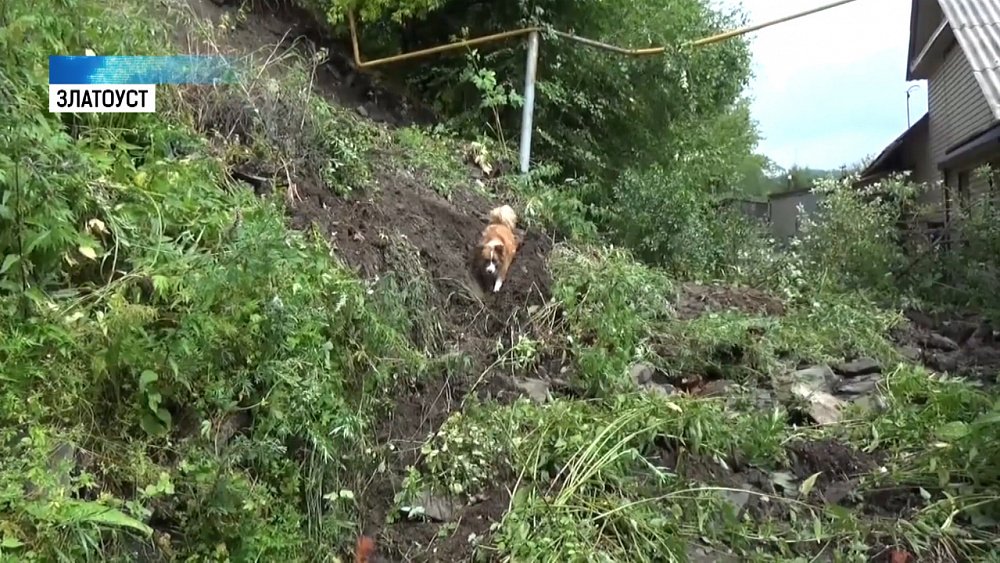 В Златоусте ливневые дожди смыли электроопоры и здание