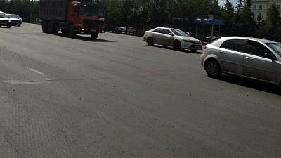 Не пожалели работу коллег. В Челябинске большегрузы дорожников испортили новый асфальт