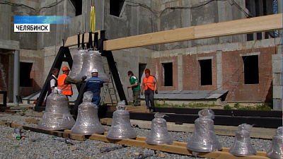 В строящийся собор привезли колокола