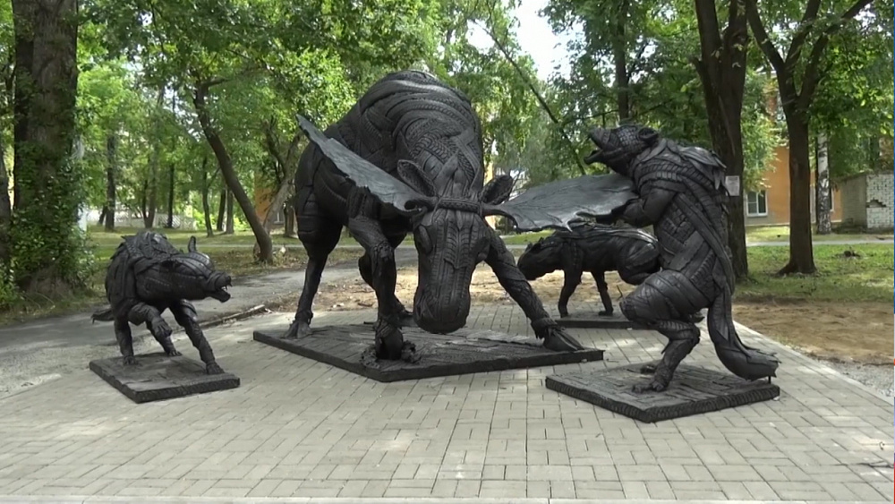 В Златоусте установили скульптуры из автопокрышек