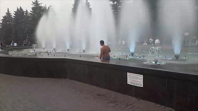 В центре Челябинска мужчина искупался в фонтане
