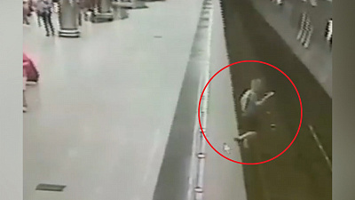 В метро Екатеринбурга девятилетний мальчик упал под поезд. ВИДЕО