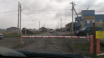 Жителям деревни Чурилово приходится платить за то, чтобы подъехать к своим домам