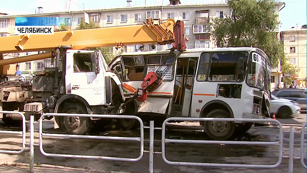 Смертельное ДТП: автокран протаранил три маршрутки