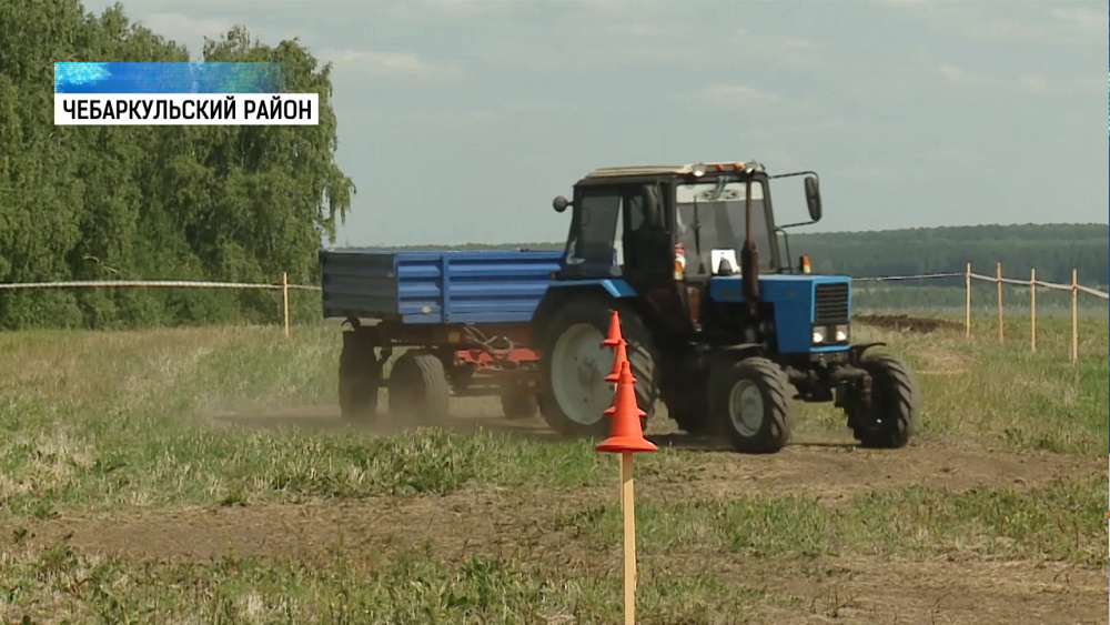 Механизаторы соревнуются в управлении трактором