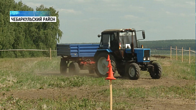 Механизаторы соревнуются в управлении трактором